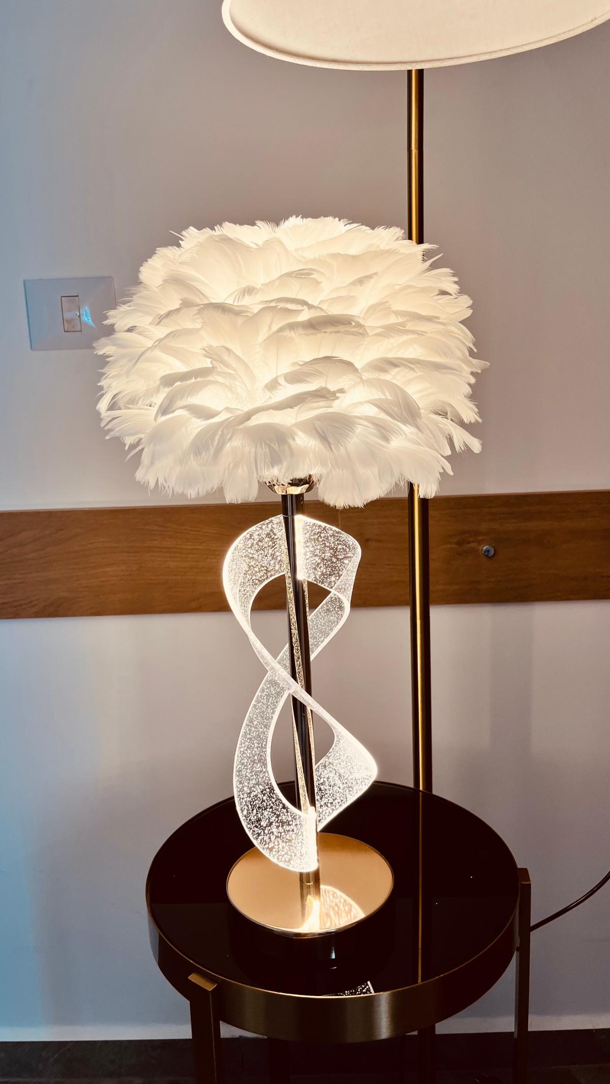 تيبل لامب الريش