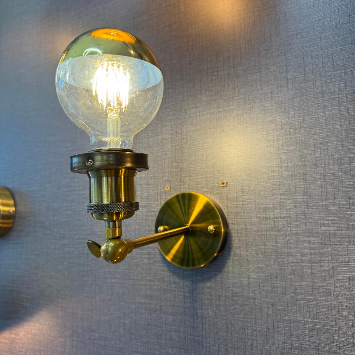 ثريا جدارية باللون الذهبي