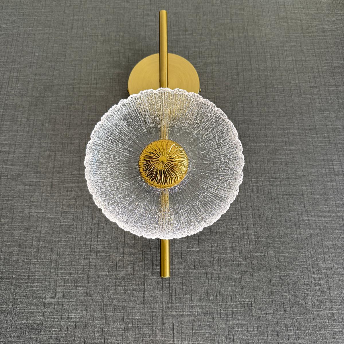 ثريا جدارية لون ذهبي