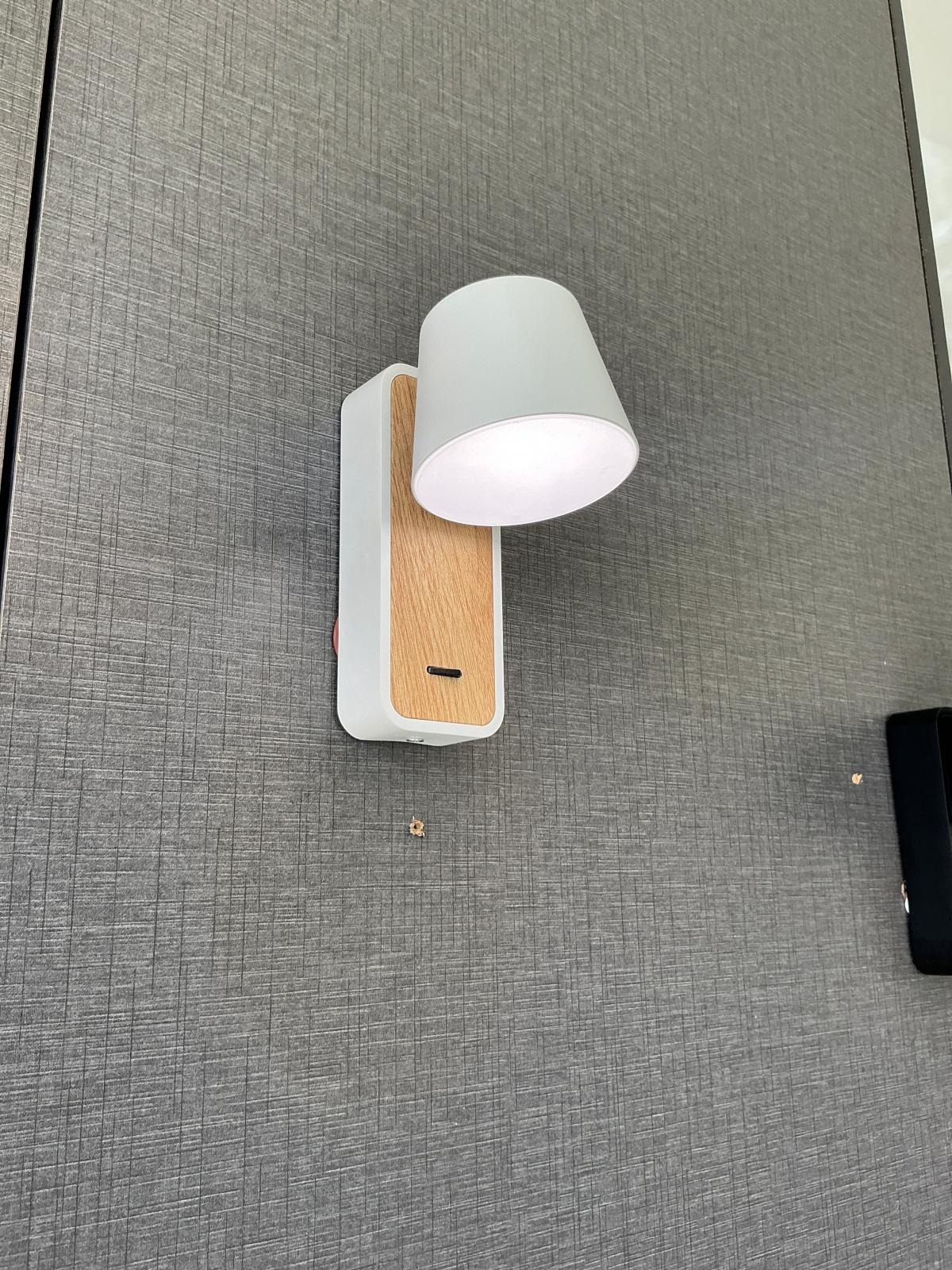 ثريا جدارية ليد ابيض وخشبي