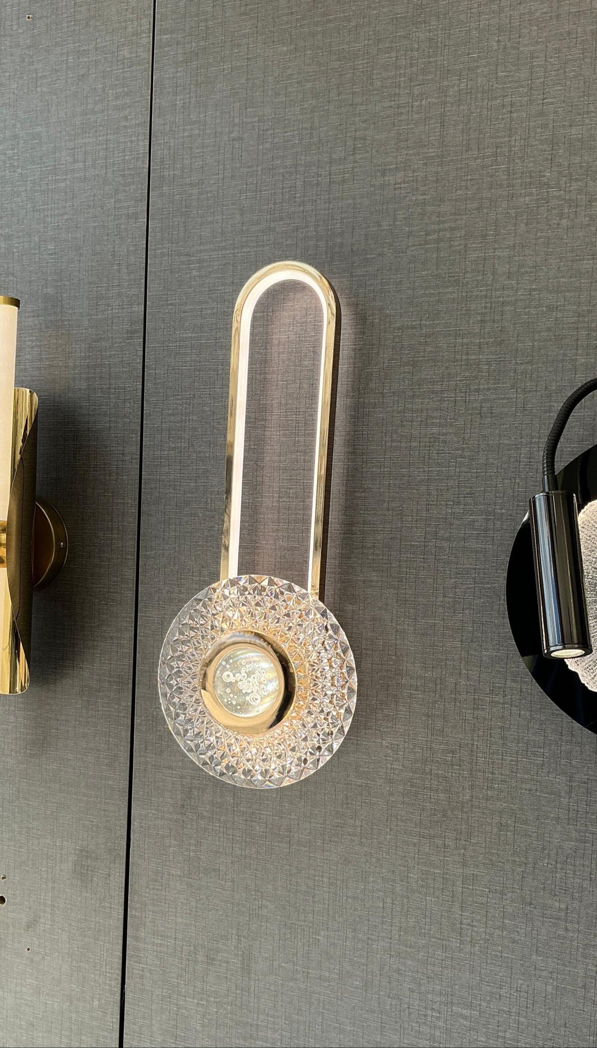 ثريا جدارية ليد ذهبي