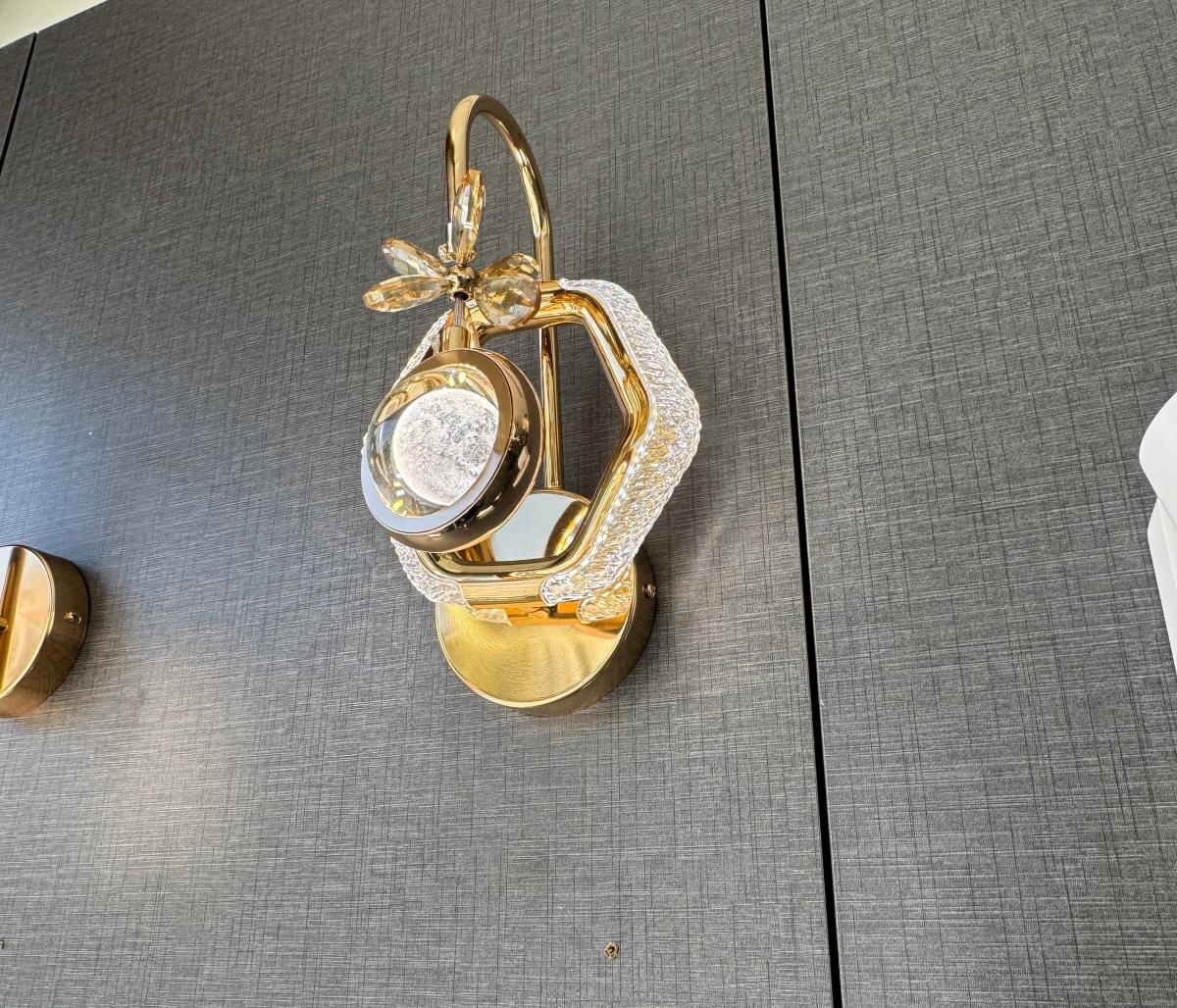 ثريا جدارية ليد ذهبي