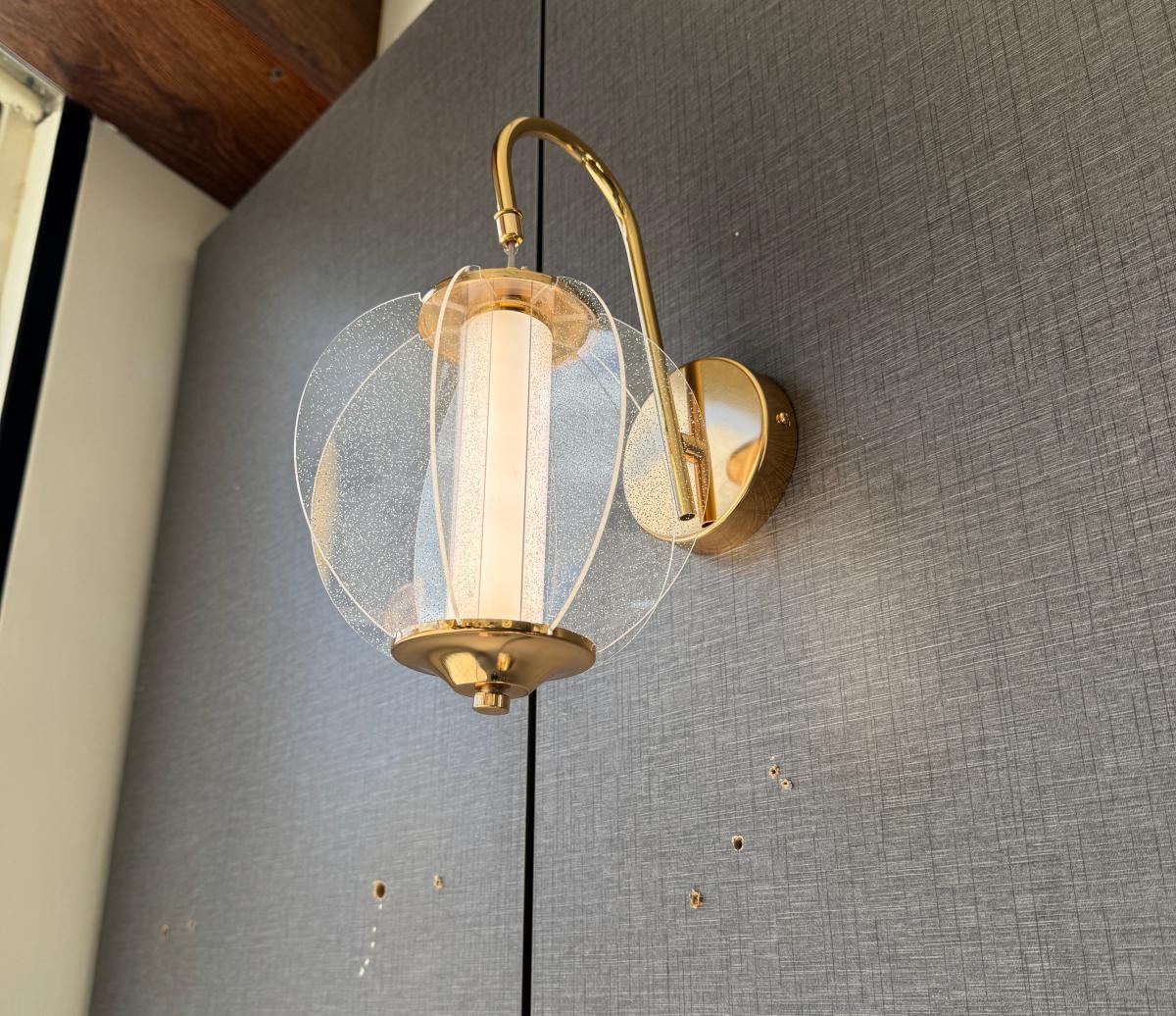 ثريا جدارية ليد ذهبي