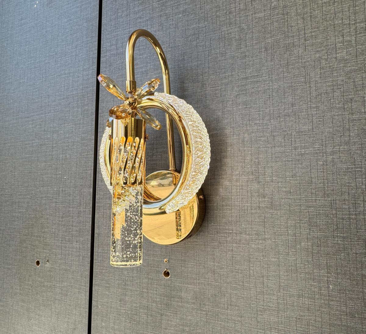 ثريا جدارية ليد ذهبي