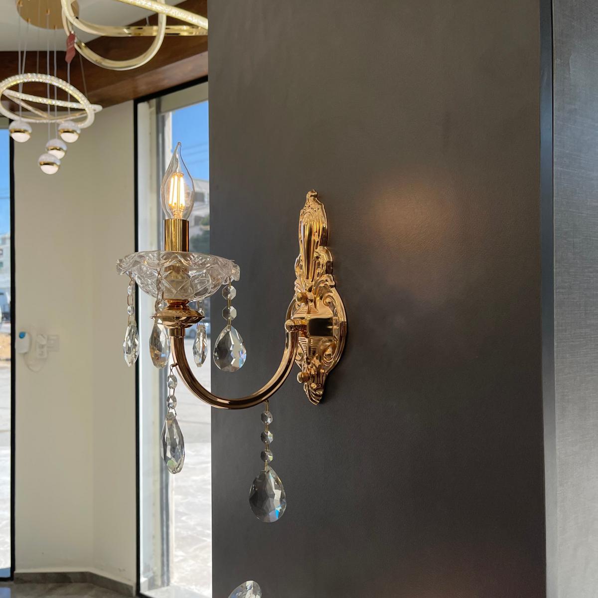 ثريا جنب كريستال