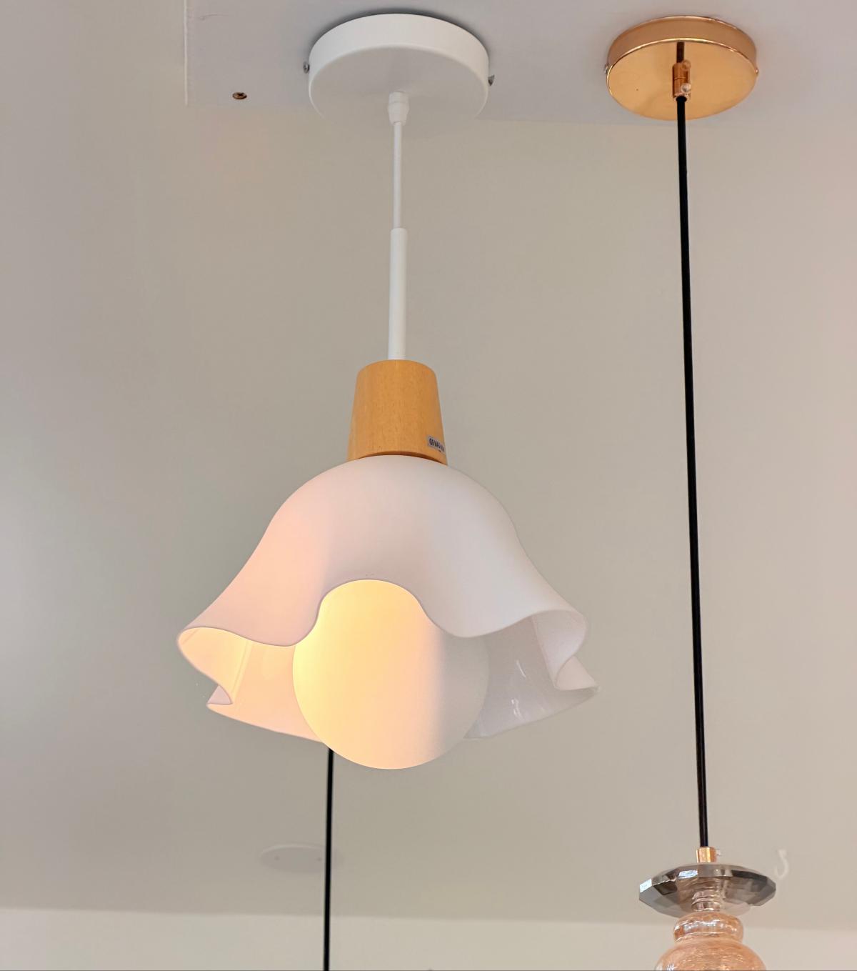 ثريا مفرد لون ابيض