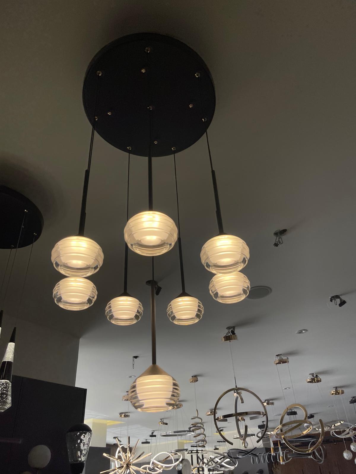 ثرية داري ثماني اسود ليد