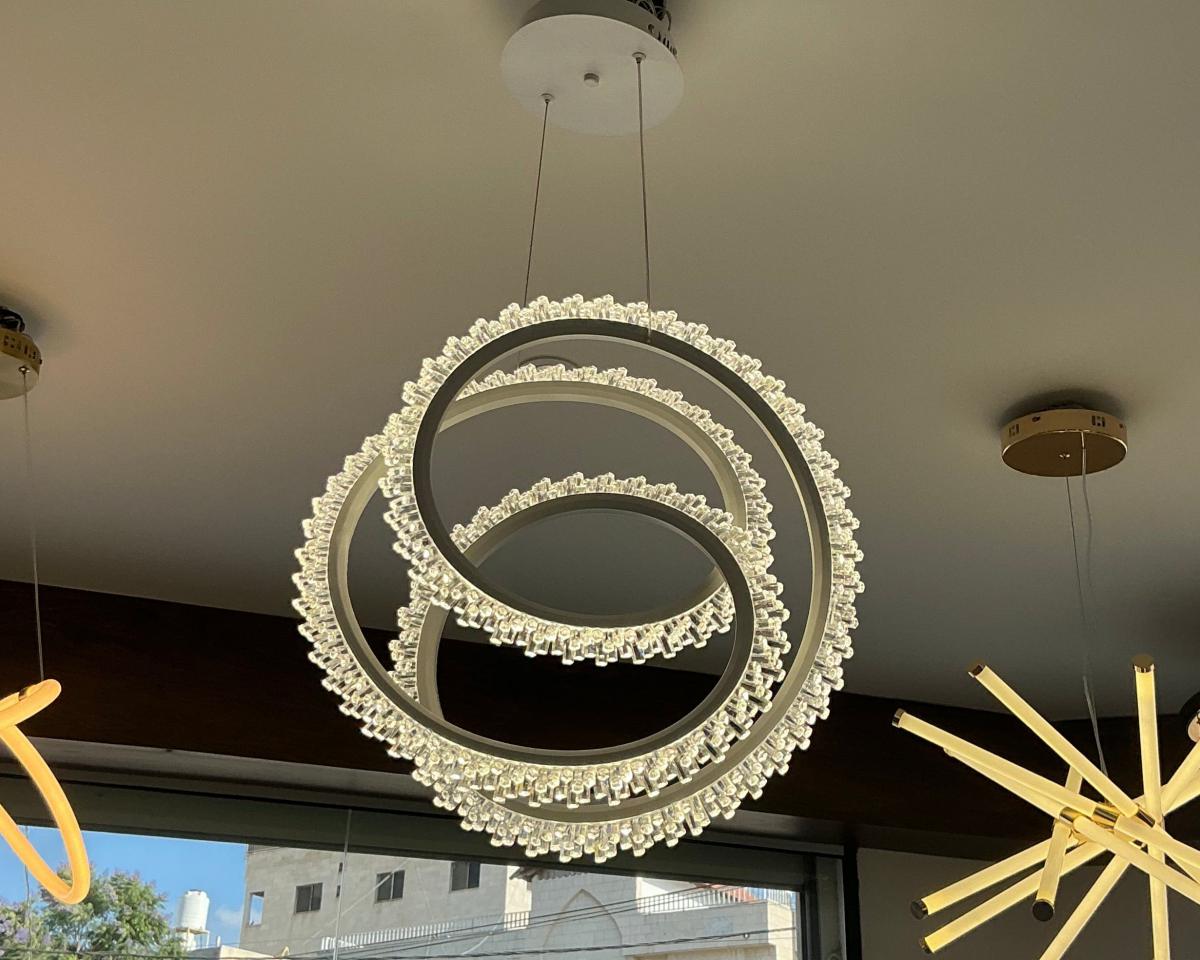 ثرية لون أبيض