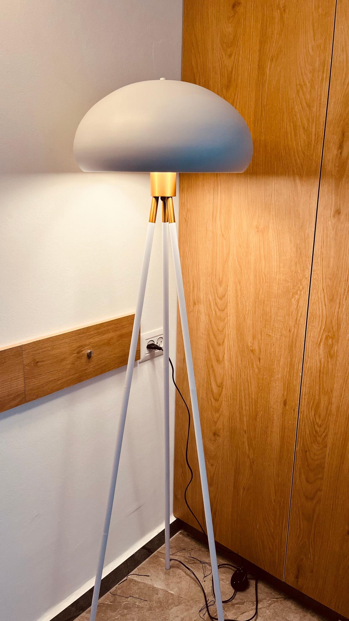 فلور لامب باللون الأبيض