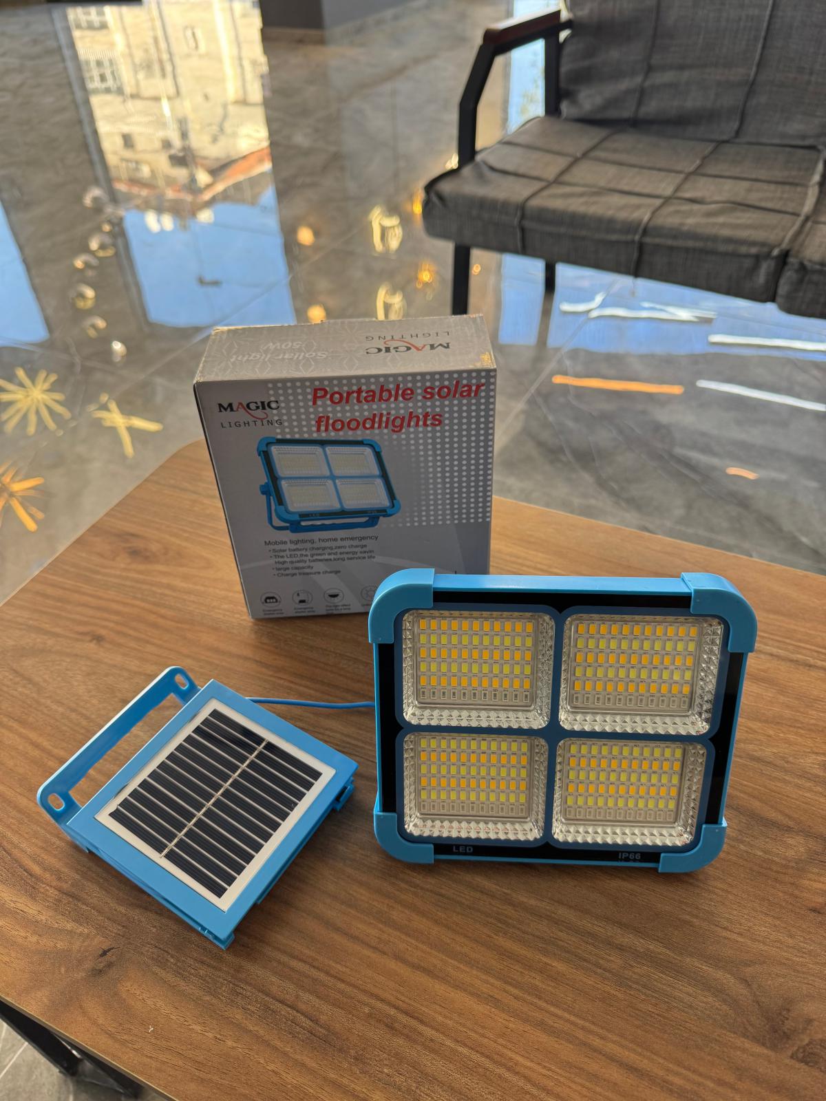 كشاف طاقة شمسية قدرة ٥٠ واط ثلاث ألوان اضاءه مع إمكانية شحن موبايل