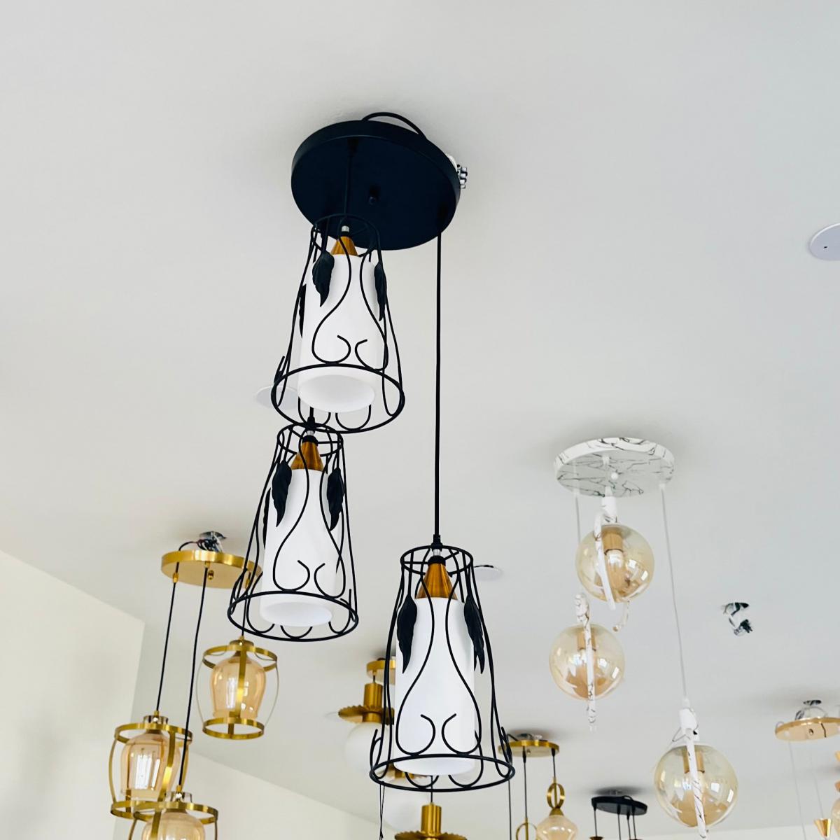 معلقة ثلاثية باللون الأسود